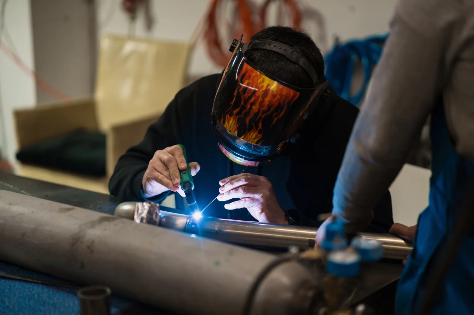 Properly positioned weld joint preparation on pressure vessel seam